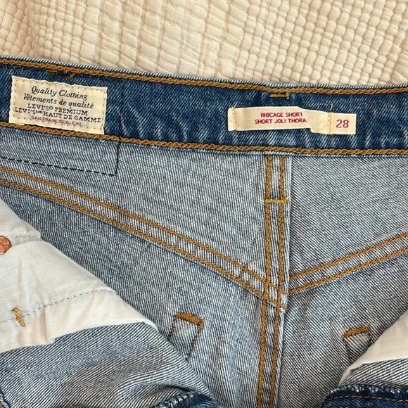 Like New Levi’s Ribcage Short - Picture 3 of 4
